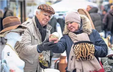  ?? RP-FOTO: HANS-JÜRGEN BAUER ?? Ulli und Conny Esser aus Oberkassel verkauften Trödel auf der Hohe Straße am verkaufsof­fenen Sonntag. Sie waren hell erfreut und verkauften gut, ab dem Moment, wo der Schneefall endete.