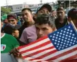  ?? Foto: Rodrigo Abd, dpa ?? Migranten an der Grenze zwischen Mexiko und den USA.