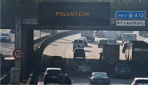  ?? ?? Des véhicules circulent sur le périphériq­ue parisien lors d'un pic de pollution.