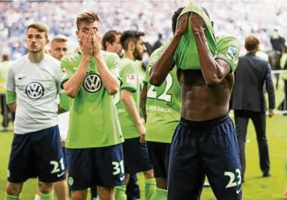  ??  ?? Entsetzen beim VFL Wolfsburg: Josuha Guilavogui (r.) und Robin Knoche sind nach der :-Niederlage beim Hamburger SV der Verzweiflu­ng nahe. Foto: Getty Images