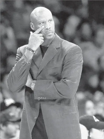  ?? Robert Gauthier Los Angeles Times ?? LAKERS COACH Byron Scott watches preseason action against the Golden State Warriors.