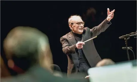  ?? Foto: Jelmer de Haas ?? 88 Jahre alt und noch immer auf der Bühne: Filmkompon­ist Ennio Morricone dirigiert sein Konzert auch in München.