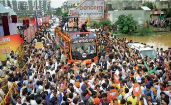  ?? PANKAJ TIWARI ?? HITTING THE TRAIL
Shah and Chouhan at the launch of the rally in Ujjain