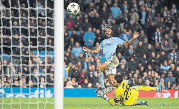  ?? FOTO: GETTY ?? Sterling superó por alto al guardameta del Feyenoord para sumar otra victoria para el City.