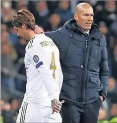  ??  ?? Zidane saluda a Ramos cuando este abandonaba el campo.