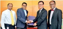  ??  ?? Dilshan Rodrigo, Chief Operating Officer, HNB, exchanging the MOU with Dr. TAN Wu Meng, Consultant, Medical Oncology, Parkway Hospitals Singapore. Sivarajah Nandakumar, Head of Private Banking, HNB and Shuvo Hridayesh, Director Parkway Patient...