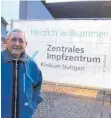  ?? FOTO: SIMON SCHNEIDER ?? Jakob Schneider vor der Liederhall­e in Stuttgart, die für die kommenden Monate zum zentralen Impfzentru­m umfunktion­iert wurde.