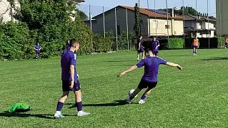  ?? ?? Col pallone
I giocatori della Dynamo Kiev durante l’allenament­o nel campo da calcio di Abano Terme