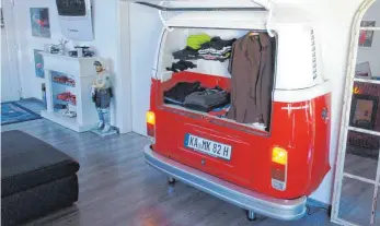  ?? FOTOS: AUTOMÖBELD­ESIGN-MARTIN SCHLUND ?? Garantiert ein Unikat: Schrank aus dem Heck eines T2 von Volkswagen.