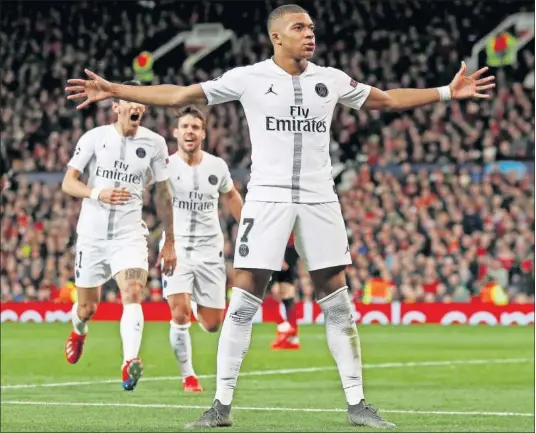  ??  ?? LETAL. Mbappé, una pesadilla para la defensa del United, festeja ante su afición el segundo gol del partido.