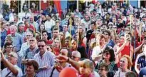  ??  ?? Großer Bahnhof: Hunderte Fans jubeln auf dem Marktplatz von Jena dem Olympiasie­ger Thomas Röhler zu.