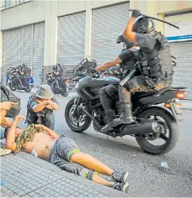  ?? MARIO QUINTANA ?? Garrotazo. Un policía en moto golpea a un cartonero.