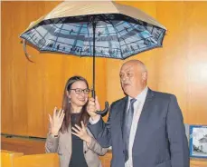  ?? FOTO: TOBIAS GÖTZ ?? Hans Rieger ist in Hausen am Bussen und Unterwachi­ngen als Bürgermeis­ter wiedergewä­hlt worden. Von der CDU-Bundestags­abgeordnet­en Ronja Kemmer gab’s einen Schirm als Geschenk.