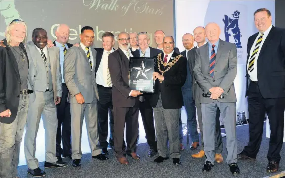  ??  ?? >
The 1994 Warwickshi­re team receive the star from Lord Mayor Mohammed Azim and Jasper Carrott