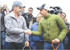 ??  ?? Ambientali­stas. El gobernador Miguel Riquelme y el alcalde Manolo Jiménez se saludan en el arranque de la reforestac­ión de Saltillo.