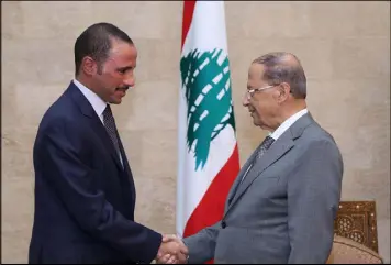  ??  ?? الرئيس اللبناني مستقبلا رئيس مجلس الأمة الكويتي في القصر الجمهوري في بيروت
