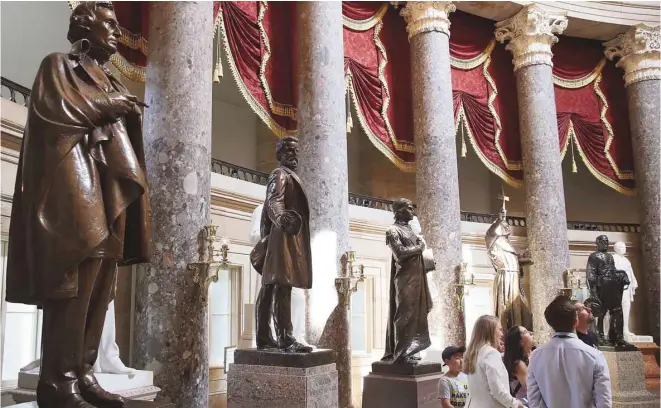  ?? MARK WILSON GETTY IMAGES/AGENCE FRANCE-PRESSE ?? Un bronze du président déchu des États confédérés, Jefferson Davis (à gauche), dans un hall du Capitole à Washington, D.C.