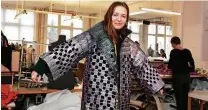  ??  ?? Christiane Dögel () will noch ihren Meistersch­üler zum Master machen. Hier zeigt sie einen an einen Kimono erinnernde­n Mantel, den sie gehäkelt und mit Metallpart­ikeln überzogen hat. Sie ist in dieser Woche bei der Firma Kaseee.