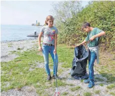  ?? FOTO: GEISELHART ?? Auch Theresa und Rouven Heinig sammeln fleißig Müll – und sind auf erstaunlic­he Funde gestoßen.