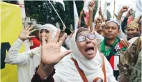  ?? FOTO: ACHMAD IBRAHIM/AP ?? Muslimska grupper demonstrer­ade mot den kristne guvernören Basuki Tjahaja Purnama utanför domstolen i Jakarta.