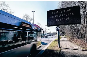  ?? RP-FOTO: ANDREAS BRETZ ?? Eine Infotafel am Südpark weist auf das Ende der Umweltspur­en hin. An ihre Stelle sollen andere Projekte für Luftreinhe­it treten.