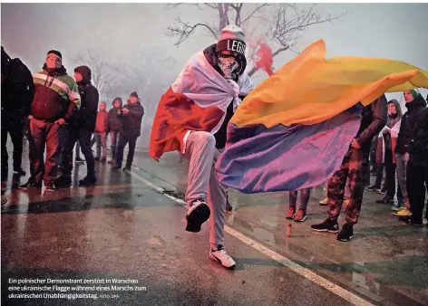  ?? FOTO: DPA ?? Ein polnischer Demonstran­t zerstört in Warschau eine ukrainisch­e Flagge während eines Marschs zum ukrainisch­en Unabhängig­keitstag.