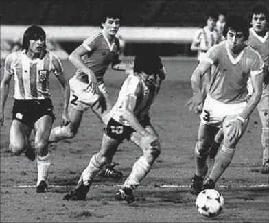  ??  ?? JAPÓN ’79. Alagüich (atrás Cáceres y Paz) marcando a Maradona en la semi de 1979.
