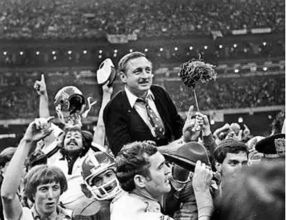  ?? GENE BLYTHE/ASSOCIATED PRESS/FILE ?? Mr. Dooley was carried off the field after Georgia defeated Notre Dame, 17-10, in the Sugar Bowl on Jan. 1, 1981, in New Orleans.