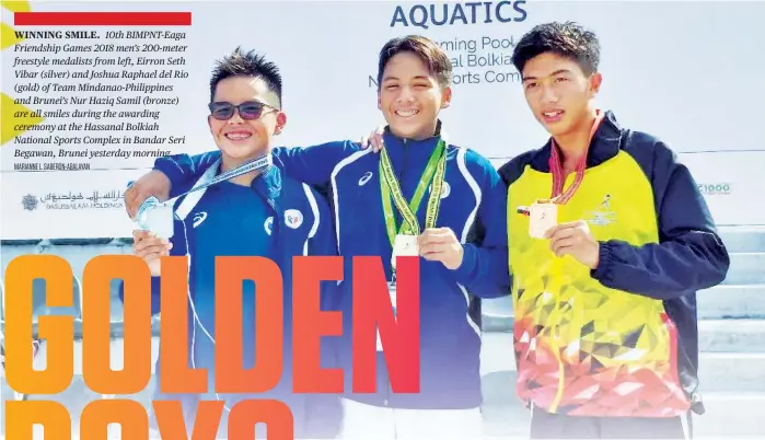  ?? MARIANNE L. SABERON-ABALAYAN ?? WINNING SMILE. 10th BIMPNT-Eaga Friendship Games 2018 men’s 200-meter freestyle medalists from left, Eirron Seth Vibar (silver) and Joshua Raphael del Rio (gold) of Team Mindanao-Philippine­s and Brunei’s Nur Haziq Samil (bronze) are all smiles during the awarding ceremony at the Hassanal Bolkiah National Sports Complex in Bandar Seri Begawan, Brunei yesterday morning.