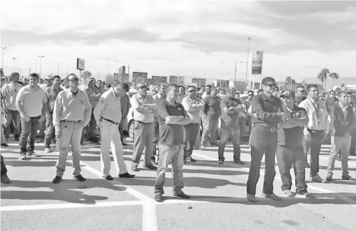  ?? MELÉNDEZ. ANTONIO ?? Alrededor de 500 taxistas de congregaro­n la mañana de ayer jueves en el estacionam­iento de la Feria de Torreón /