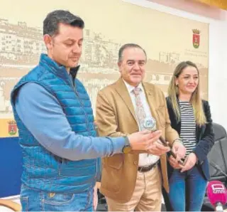  ?? // AYTO ?? El alcalde José Julián Gregorio con el ceramista ganador Alberto Acosta y la concejal de Festejos, María Pilar Guerrero