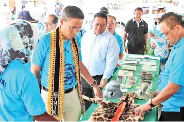  ??  ?? The district Wildlife Department chief showing the skin of a protected wildlife seized from poachers.