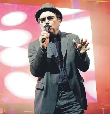  ??  ?? ►El músico y político panameño en uno de sus últimos conciertos en Santiago.