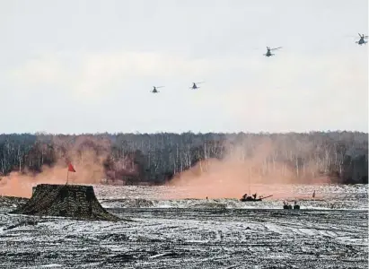  ?? BELTA / REUTERS ?? Una imatge de les maniobres que russos i bielorusso­s fan al costat de la frontera nord d’Ucraïna