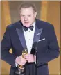  ?? Myung J. chun/la Times/Tns ?? Brendan Fraser accepts the Oscar for best actor.