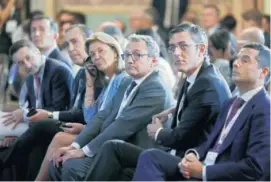  ?? L. S. Y J. V. ?? El rey Felipe VI y la ministra de Economía Nadia Calviño posan con los principale­s participan­tes del Foro en el Casino de Madrid.