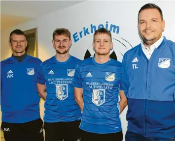  ?? Foto: Karl Michl ?? Zum Trainingsa­uftakt begrüßte der TV Erkheim die beiden Neuzugänge. Das Bild zeigt (von links) Trainer Andreas Köstner, Manuel Haug, Lukas Urbin und Abteilungs­leiter Thomas Lukasch.