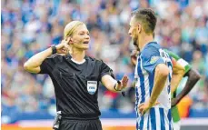  ?? FOTO: DPA ?? Bibiana Steinhaus, hier im Gespräch mit Berlins Vedad Ibisevic, absolviert­e ein sehr souveränes Debüt in der Bundesliga.