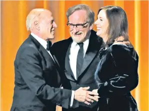  ?? — Gambar Reuters ?? STEVEN Spielberg (tengah) memeluk Frank Marshal (kiri) dan Kathleen Kennedy yang menerima Anugerah Peringatan Irving G. Thalberg semasa majlis 2018 Governors Awards yang diadakan Hollywood, California, AS baru-baru ini.