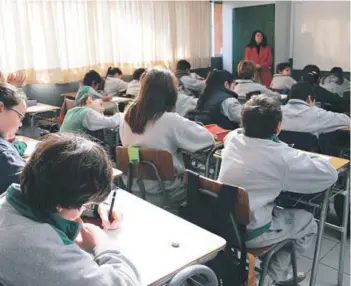  ??  ?? ► Sala de clases de colegio subvencion­ado.