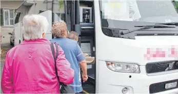  ?? FOTO: IMAGO ?? Senioren steigen in einen Bus (Symbolbild). Der Bundesrat will jetzt unter anderem den Verkauf von komplexen Finanzprod­ukten und Pauschalre­isen bei Kaffeefahr­ten verbieten lassen.
