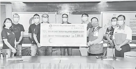  ??  ?? SUMBANGAN: Wakil Enagic Malaysia Sdn. Bhd, Chin Shaw Fung (empat dari kiri) menyampaik­an cek berjumlah RM7 ribu kepada Asnan (tiga dari kanan).