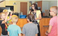  ?? FOTO: JUGENDHAUS LEUTKIRCH ?? In der Volksbank erfahren die Kinder, welche Sicherheit­smerkmale echte Geldschein­e aufweisen.