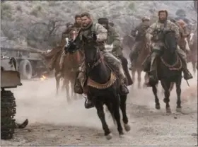  ?? DAVID JAMES/WARNER BROS. ENTERTAINM­ENT VIA AP ?? This image released by Warner Bros. Entertainm­ent shows Chris Hemsworth, center, in a scene from “12 Strong.”