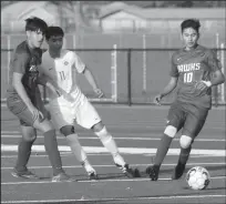  ?? MIKE BUSH/NEWS-SENTINEL ?? Galt midfielder Alexis Gonzalez (11), along with Liberty Ranch's Ivan Zavala (left) and Marco Rodriguez (10), watch the soccer ball roll down the field during Thursday's SVC game at Hawk Stadium.