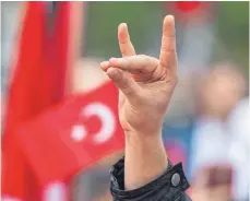  ?? FOTO: PETER KNEFFEL/DPA ?? Eine Hand zeigt den sogenannte­n Wolfsgruß der Grauen Wölfe während einer protürkisc­hen Demonstrat­ion in München. Graue Wölfe ist die Bezeichnun­g für die ultranatio­nalistisch­e Bewegung aus der Türkei.