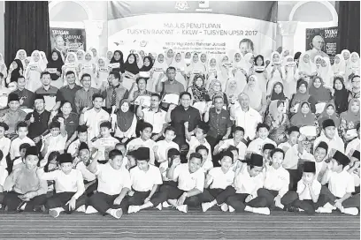  ??  ?? UNTUK ALBUM: Dr Abdul Rahman (duduk tengah) merakam gambar kenangan bersama para peserta Tuisyen Rakyat@KKLW Tuisyen UPSR dan jawatankua­sa pengelola di Kuching, semalam.