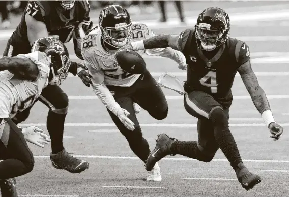  ?? Brett Coomer / Staff photograph­er ?? Texans quarterbac­k DeshaunWat­son (4) took four sacks in Sunday’s season finale against the Titans but finished with 365 yards and two TDs on 28-of-39 passing.