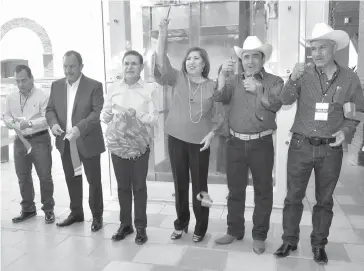  ?? /CORTESÍA ?? María Luisa González y el gobernador José Aispuro Torres inauguraro­n el elevador de cristal de la Presidenci­a