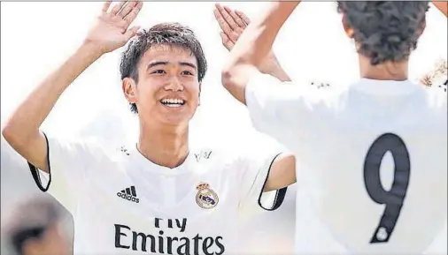  ??  ?? Pipi, celebrando un gol en uno de sus partidos en la cantera del Real Madrid.